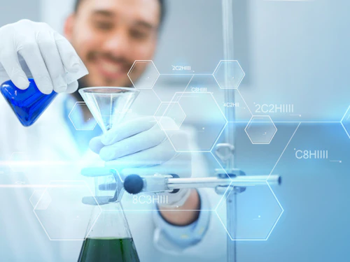 científico biotecnólogo vertiendo químicos