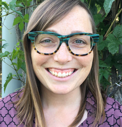 Imagen Profesional. Mujer en el Jardín.