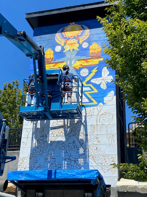 Pintura de mural con elevador articulado