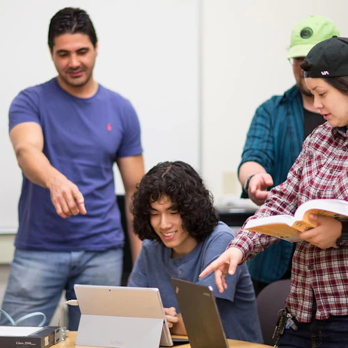 estudiantes trabajando en un proyecto de computadora