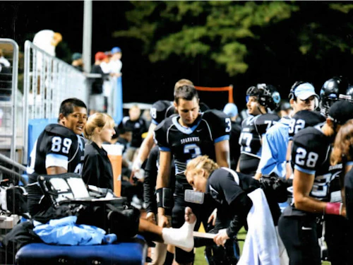 Jessica Gaubatz torciendo el tobillo durante un partido de fútbol