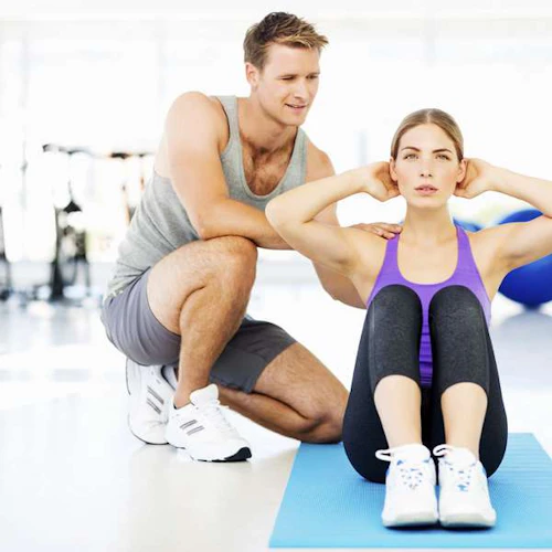 entrenador masculino trabajando con una cliente femenina