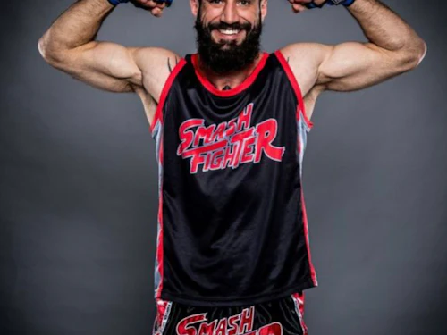 Daniel Compton levantando los brazos