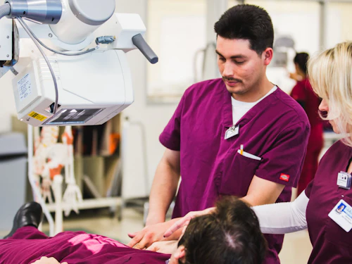 Estudiantes de Tecnología Radiológica trabajando con la Máquina de Rayos X