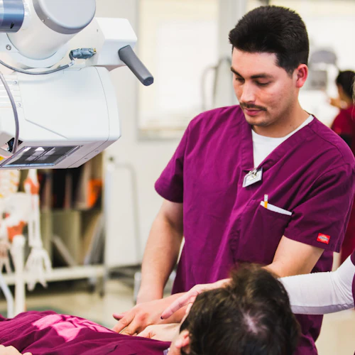 Estudiantes de Tecnología Radiológica trabajando con la máquina de Rayos X