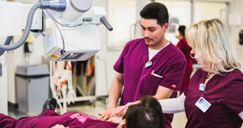 Estudiantes de Tecnología Radiológica trabajando con la máquina de Rayos X