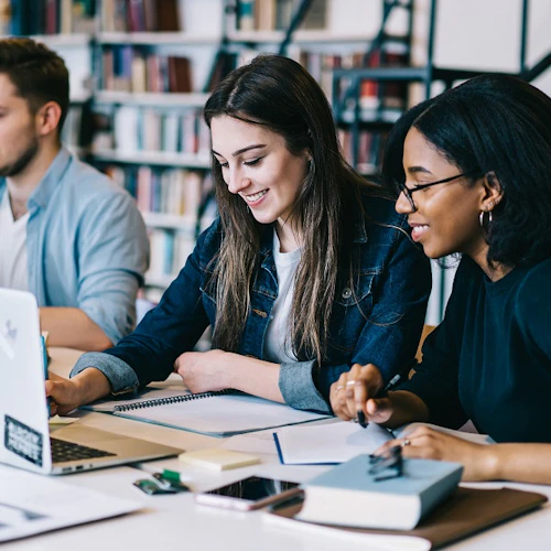 Estudiantes de negocios trabajando en un proyecto