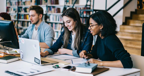 Estudiantes de negocios trabajando en un proyecto