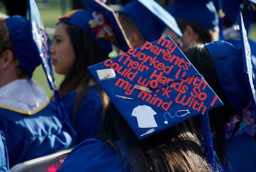 Imagen decorativa: estudiantes en la graduación