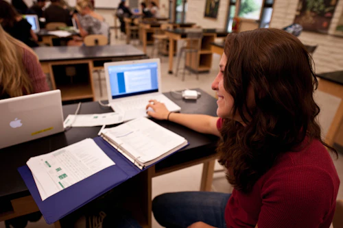 Imagen decorativa: estudiante trabajando en clase