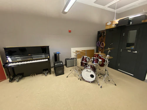 Piano y batería y equipo de grabación