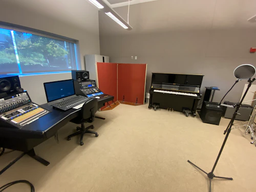 equipo del estudio A, computadoras y micrófono y teclado