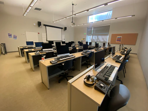 digilab con computadoras y equipos de música