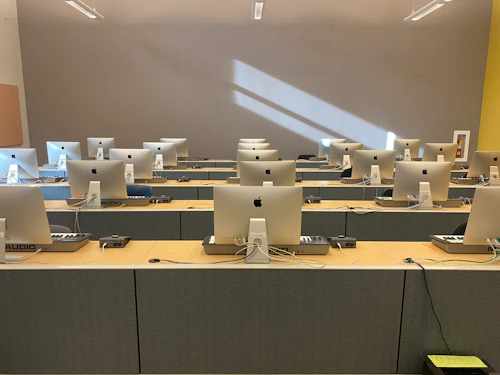 vista desde el frente del recinto de los ordenadores y equipos del digilab