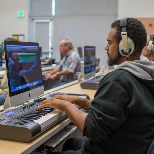 Hombre con auriculares usando teclado