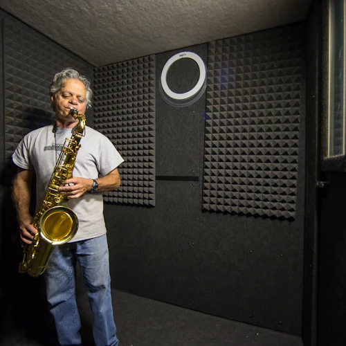 Hombre mayor tocando el saxofón