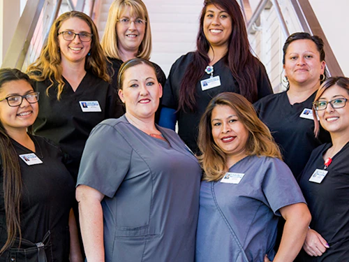 asistentes médicas femeninas parando en las escaleras