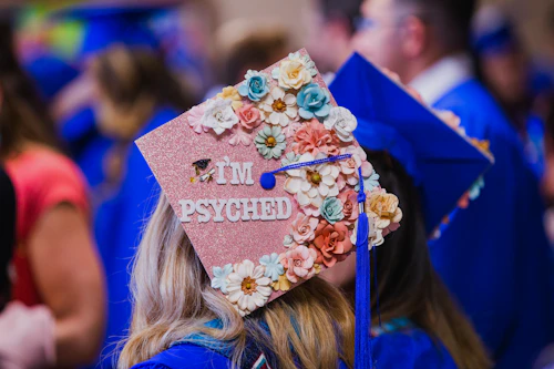 gorra de graduación con las palabras Estoy emocionado