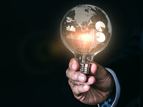 una mano sosteniendo una bombilla de luz