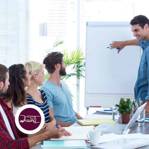 un presentador masculino hablando a un grupo de personas