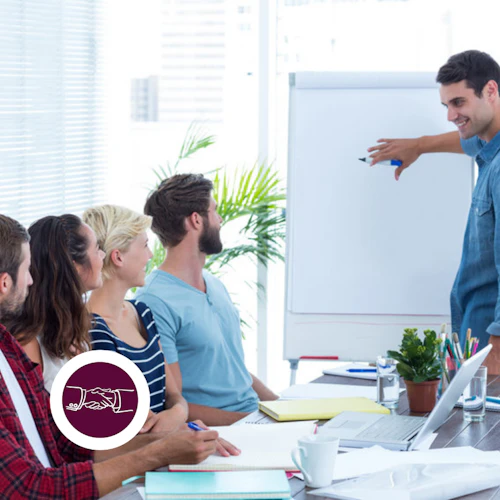 un presentador masculino hablando a un grupo de personas