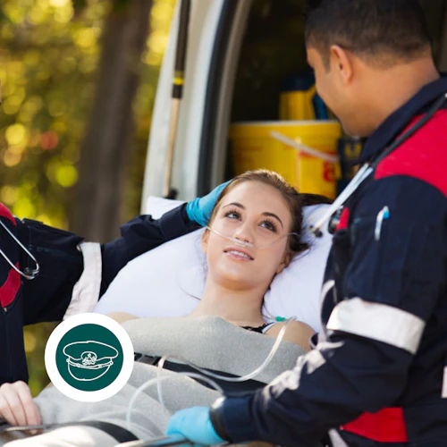 EMT ayudando a una mujer herida