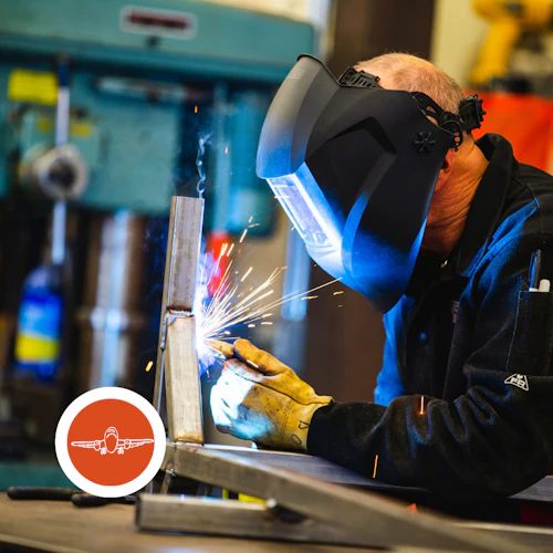 Un soldador trabajando con metal