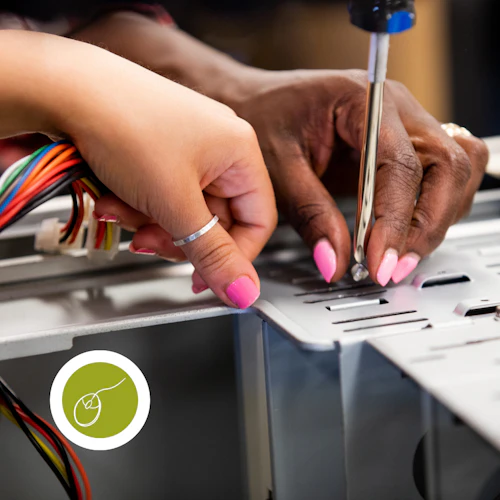 un estudiante técnico enchufando un servidor de computadora
