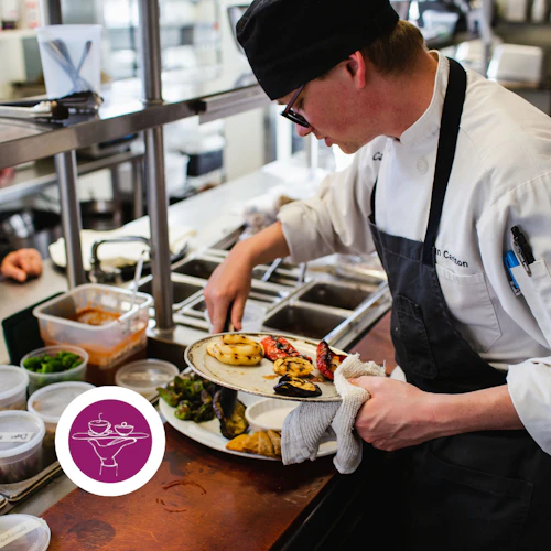 Chef creando un plato de cena