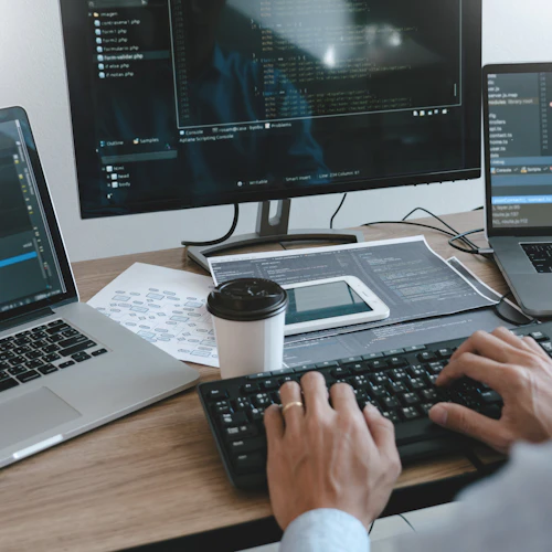 teclado de computadora y monitores