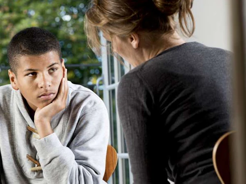 juvenil con una oficiala de probabilidades femenina