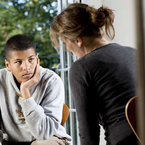 juvenil con una oficiala de probabilidades femenina