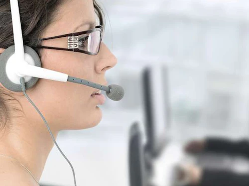 despachadora femenina de emergencias con auriculares