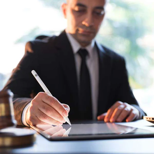 abogado trabajando en un caso