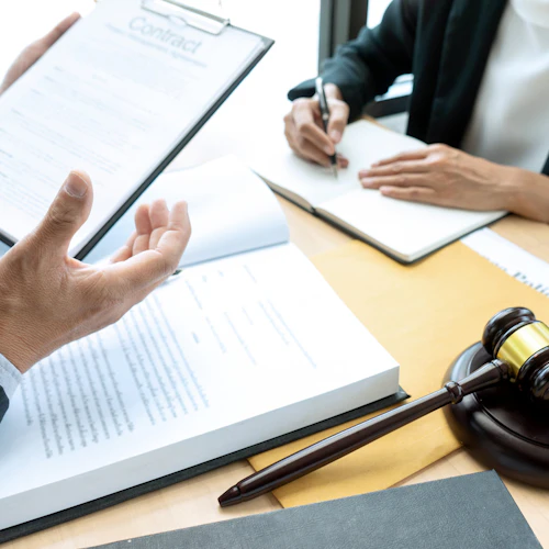 abogado y juez, mazo y papeleo