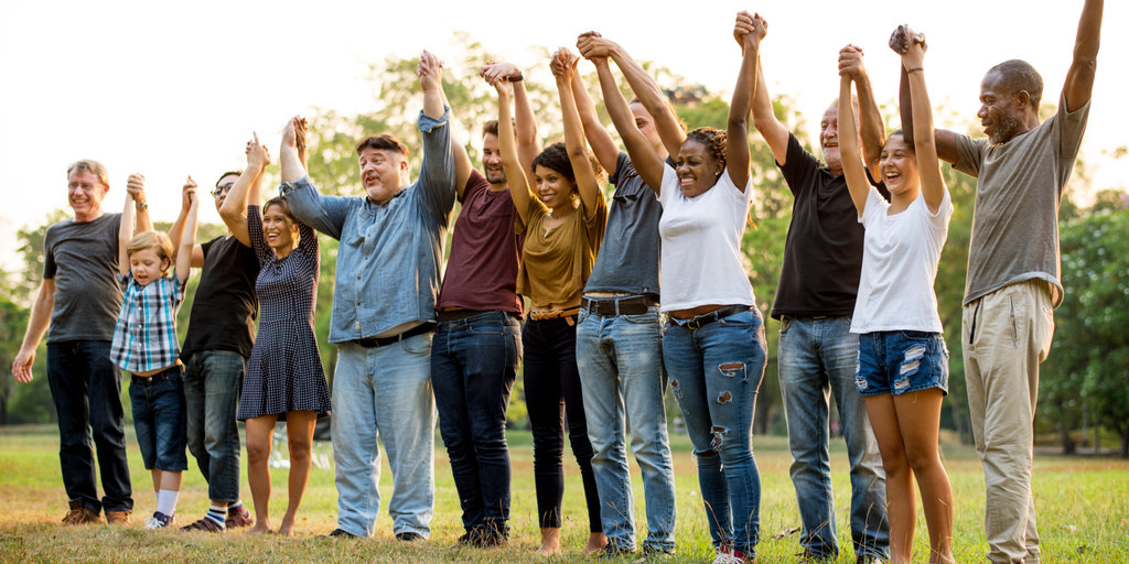 Grupo de personas tomadas de la mano en unidad.