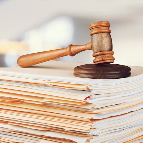 martillo encima de papeles legales en carpetas