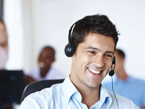un hombre sonriente con casco de audio puesto