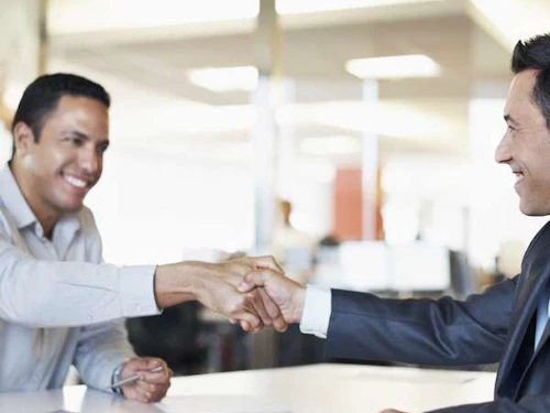 dos hombres saludándose con la mano