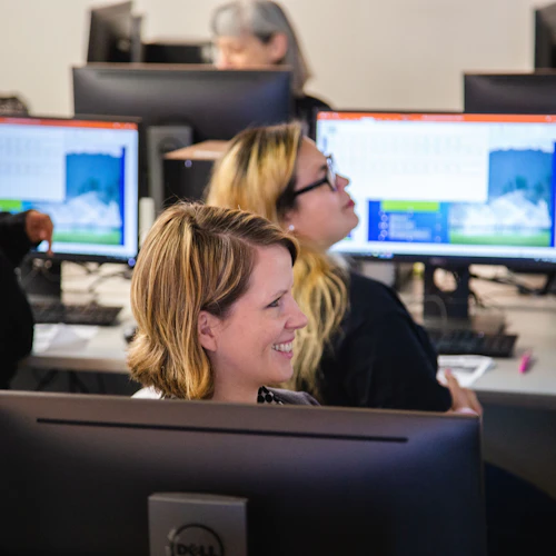 Estudiantes de Aplicaciones Computacionales y Tecnología Empresarial en el laboratorio