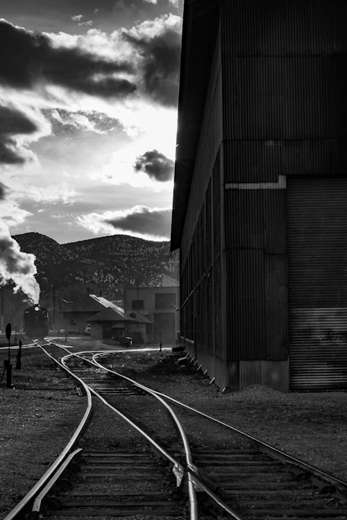 arte fotografía edificio cerca de los rieles del tren
