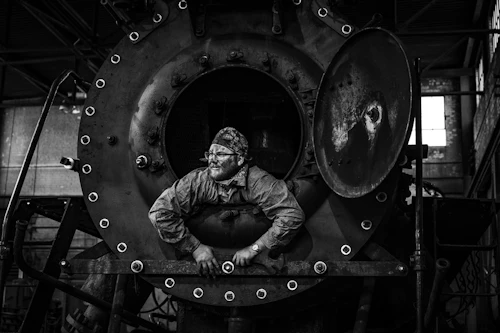 un hombre de pie a través de una gran apertura