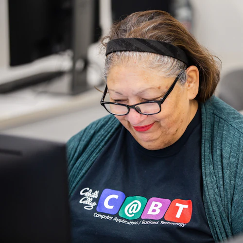 Estudiante estudiando con una camiseta de CABT.