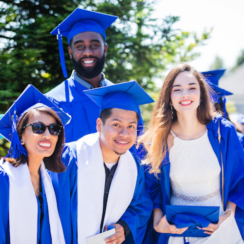 cuatro estudiantes en la graduación