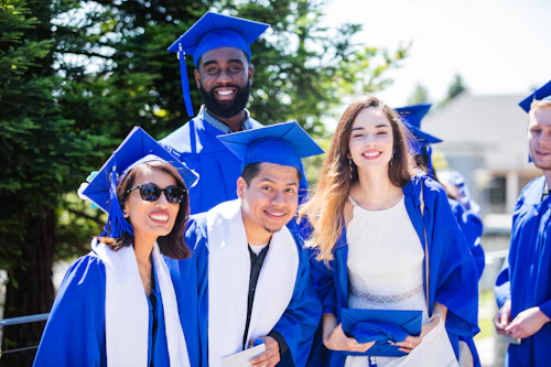 cuatro estudiantes en la graduación