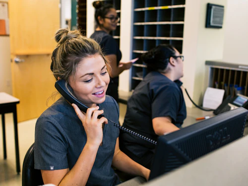 Estudiante en el teléfono