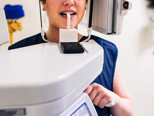 una persona en la máquina de rayos X