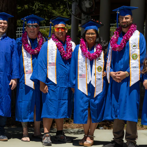Estudiante veterano se gradúa