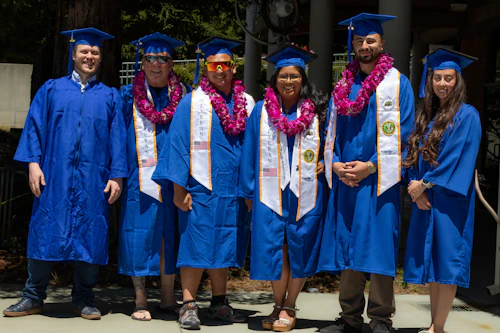 Estudiante veterano se gradúa
