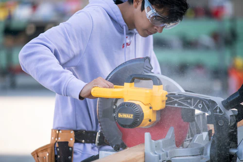 estudiante con una sierra